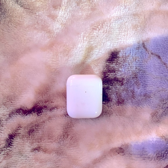 I am selling Air Pods 2nd gen all white (used) twice. But work as new.